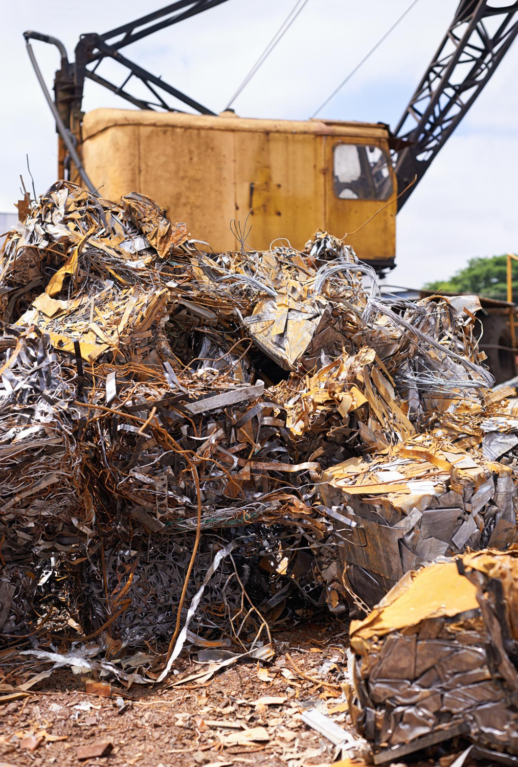 Un camión soltando basura triturada, representando el proceso de Destrucción confidencial en Aduanas. La imagen muestra la eliminación segura de materiales triturados, asegurando que la información sensible sea destruida adecuadamente para cumplir con las normativas de seguridad.